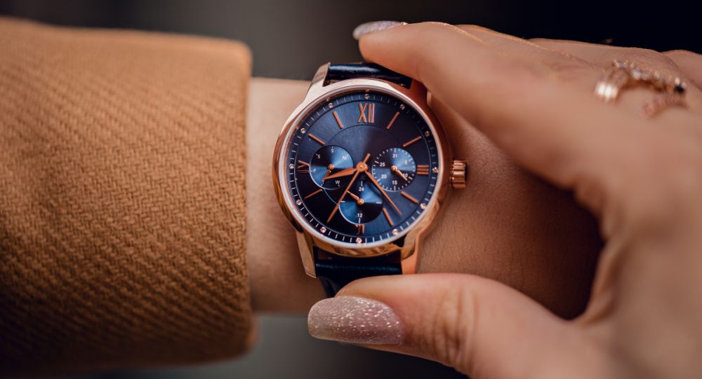 На какой руке принято носить часы традиции в России и в мире